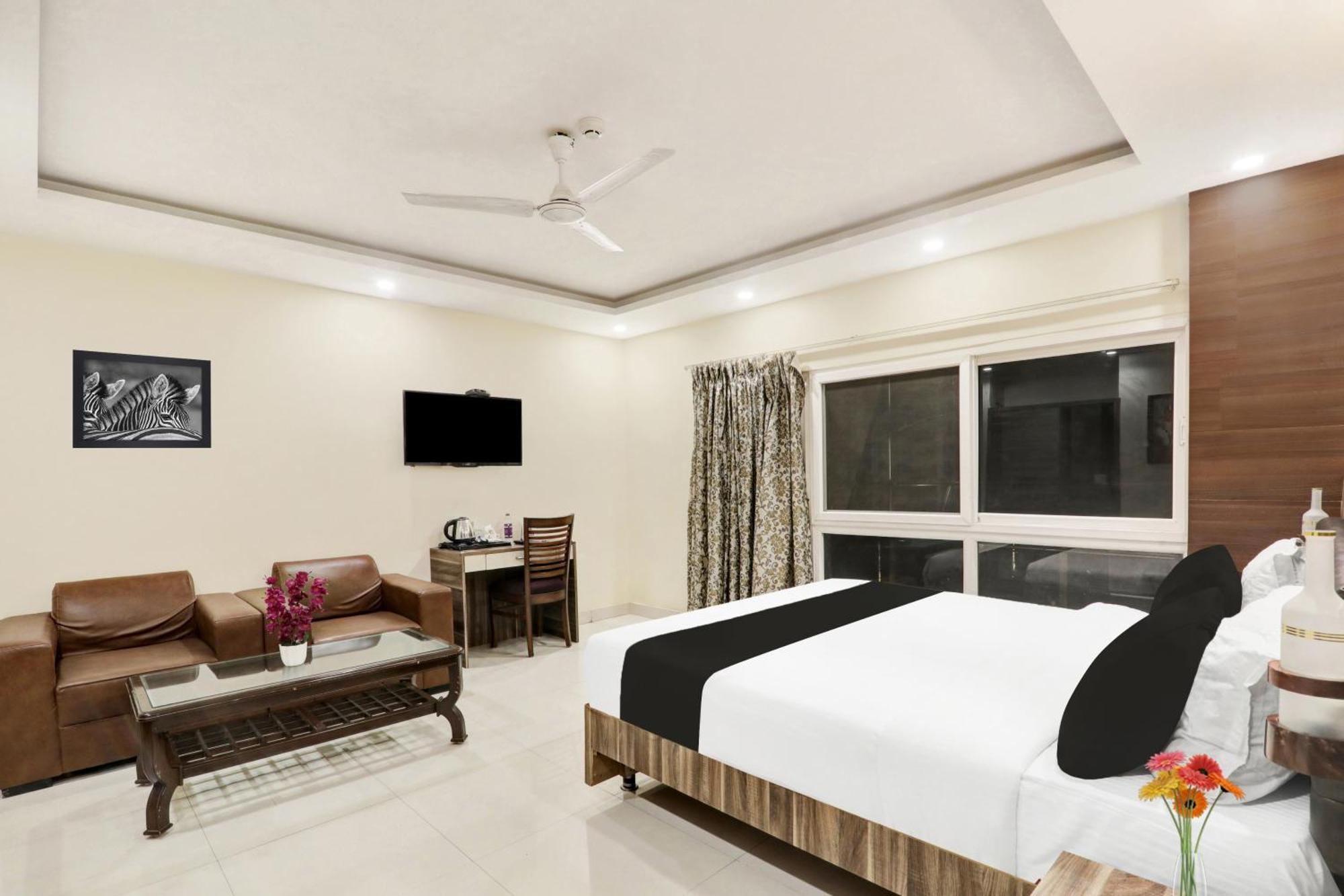 Super Townhouse Kankarbagh Formerly Kunwar Alcajars Патна Екстериор снимка