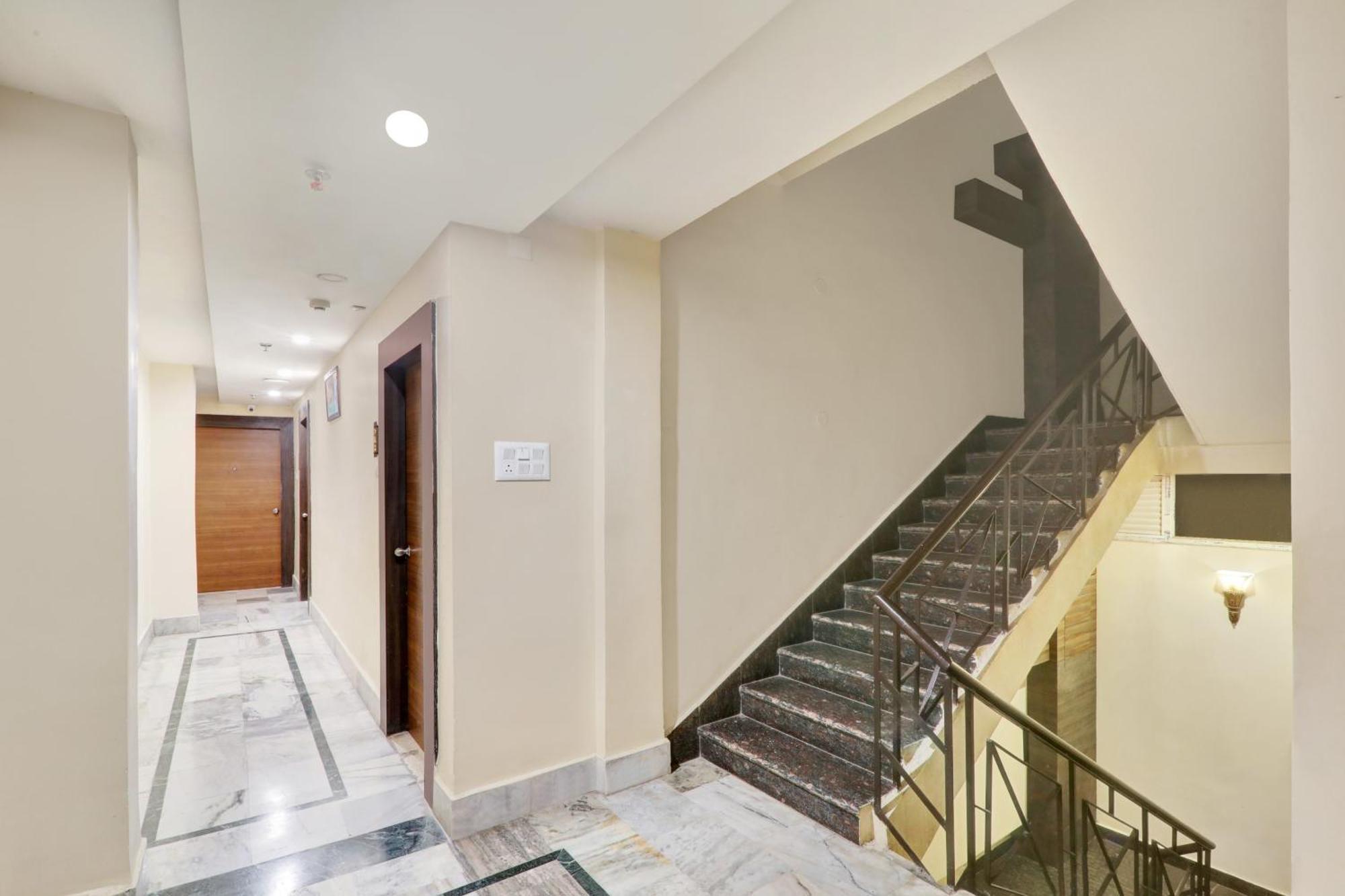 Super Townhouse Kankarbagh Formerly Kunwar Alcajars Патна Екстериор снимка
