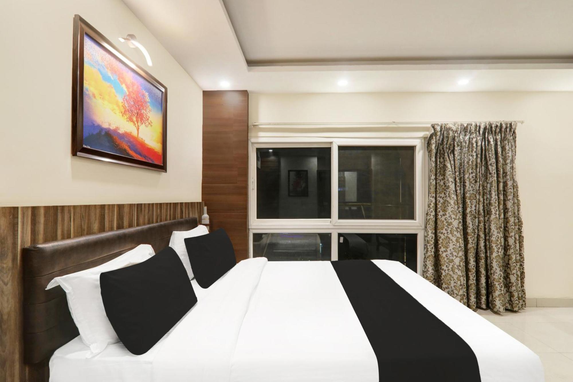 Super Townhouse Kankarbagh Formerly Kunwar Alcajars Патна Екстериор снимка