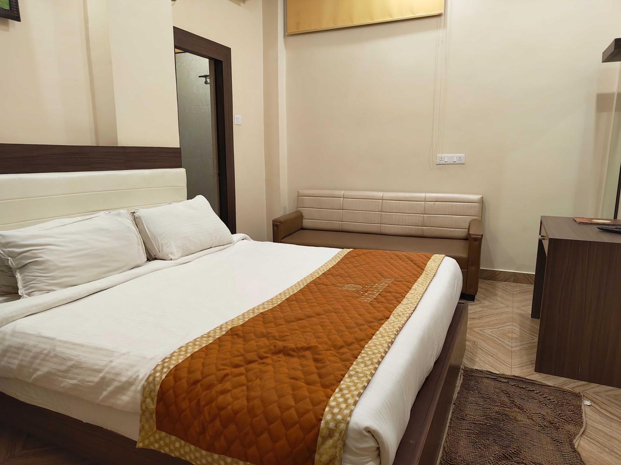Super Townhouse Kankarbagh Formerly Kunwar Alcajars Патна Екстериор снимка